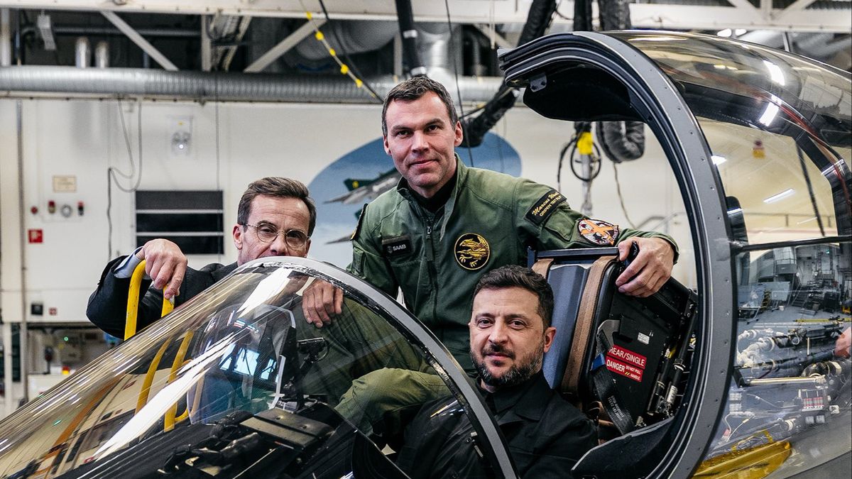 Wołodymyr Zełenski w kokpicie myśliwca JAS-39 Gripen E/F.