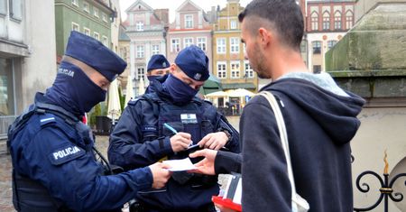 Kary za brak maseczki. Sypią się także w policji