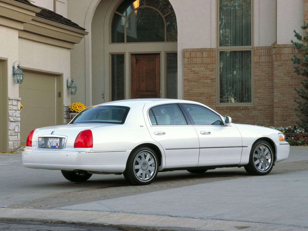 Lincoln Town Car jako elegancka limuzyna, ale w Polsce większość tych aut jest przedłużona