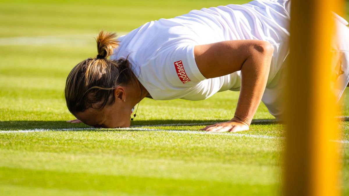 Kirsten Flipkens całuje trawę