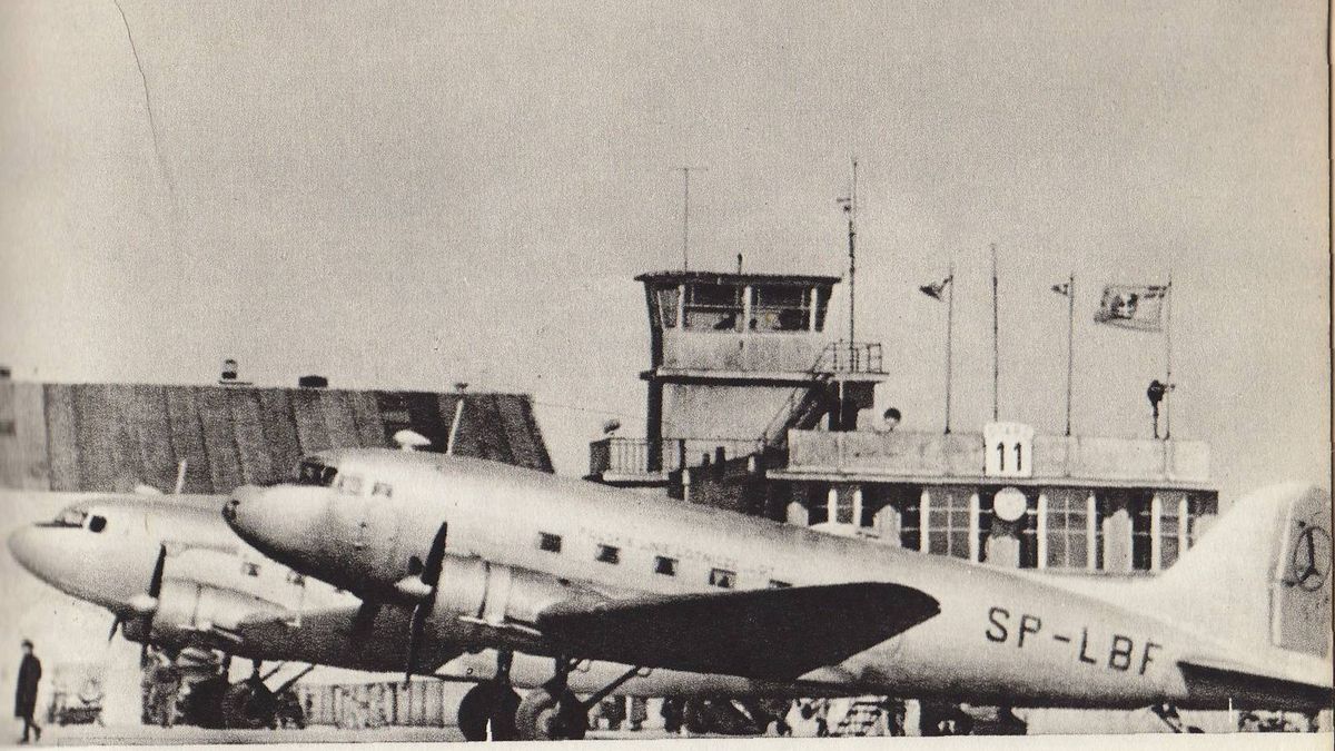 Li-2 na lotnisku, jeden z przekazanych Polsce przez ZSRR