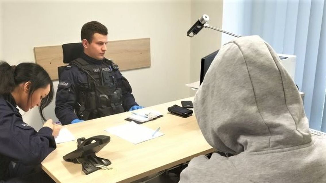 Mężczyzna przyszedł na komisariat z walizką 