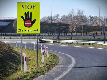 Ostrowia Mazowiecka: O włos od tragedii na S-61. Ciągnik rolniczy pod prąd na ekspresówce