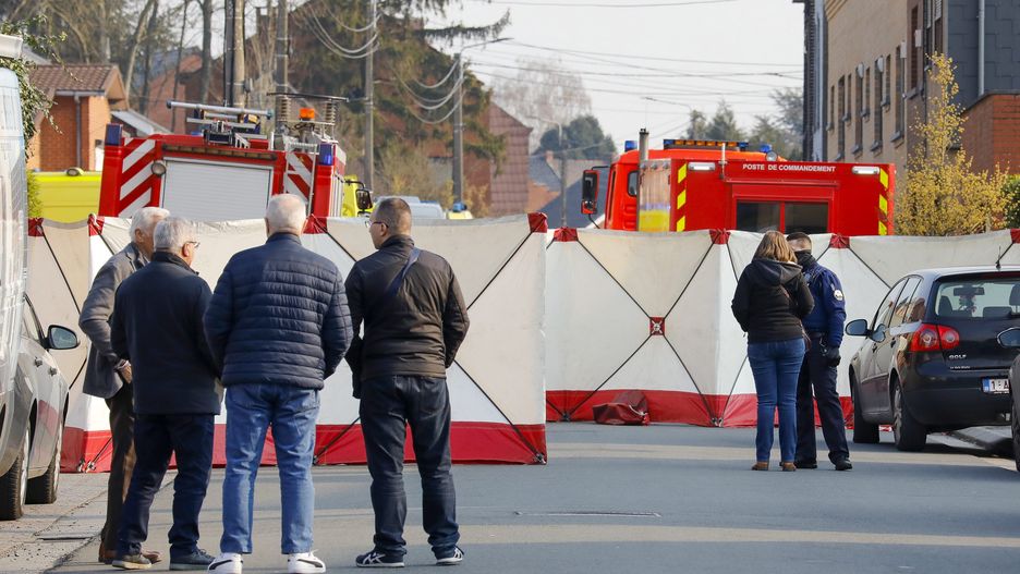  epa09837500 People look at the cordoned off scene in Strepy Bracquegnies, Belgium, 20 March 2022. Four people lost their lives in the morning, when a car ploughed into a carnival group during the pickup of the carnival gilles.  EPA/JULIEN WARNAND Dostawca: PAP/EPA.