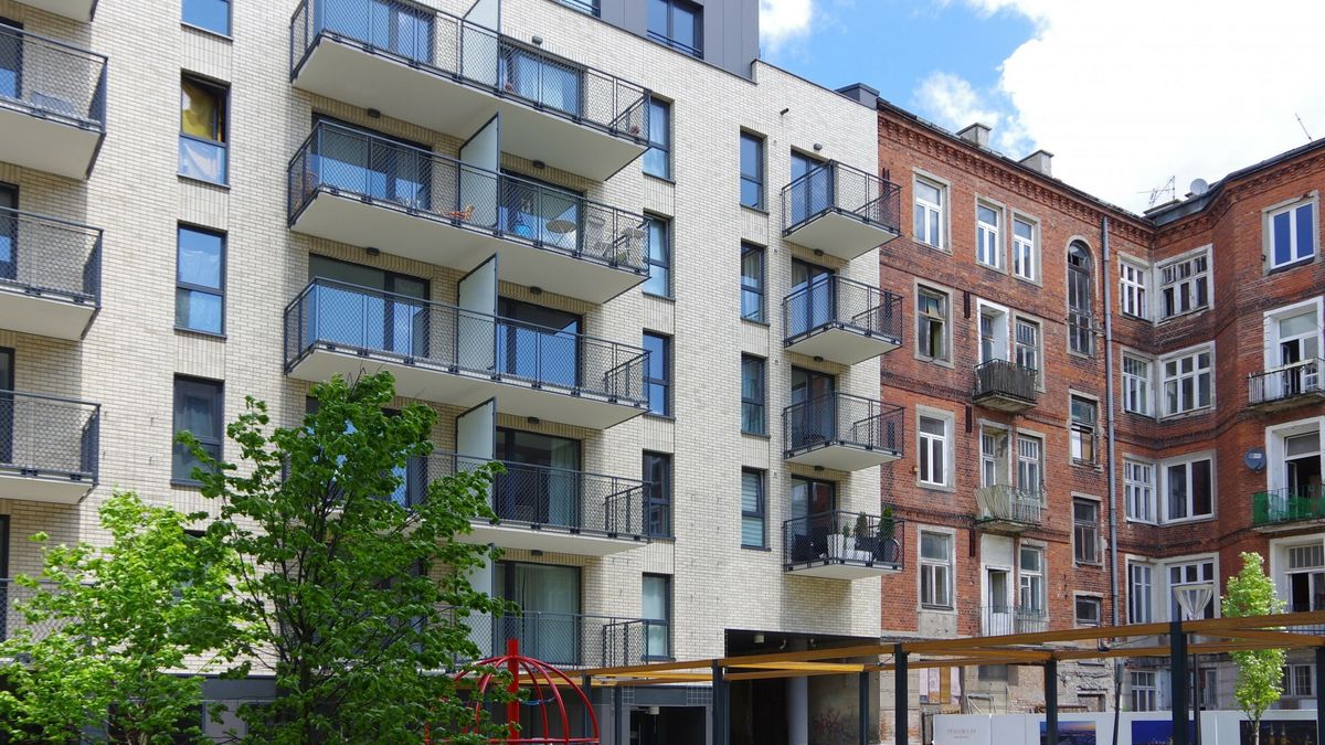 Warszawa MaBaPHOTO: ZOFIA I MAREK BAZAK / EAST NEWS   Warszawa dzielnica Praga Polnoc N/z nowoczesny kompleks budynkow mieszkalnych miedzy ulicami Stalowa i Strzelecka polaczony z zabytkowa opuszczona ceglana kamienica Wladyslawa Pachulskiego z lat 1911 - 1914.ZOFIA BAZAK