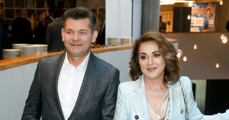 Odmieniona Danuta Martyniuk zachwyca na rodzinnej (?) imprezie w czerwonej sukni z bufiastymi rękawami (FOTO)