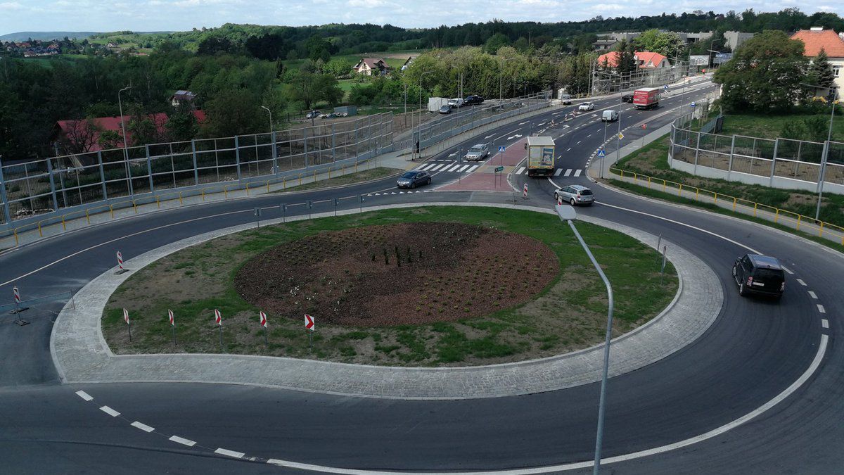 Problem rzadko występuje na dużych rondach, ale jest nagminny w przypadku mniejszych skrzyżowań