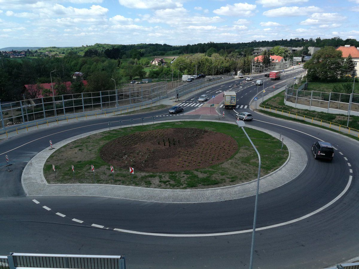 Problem rzadko występuje na dużych rondach, ale jest nagminny w przypadku mniejszych skrzyżowań