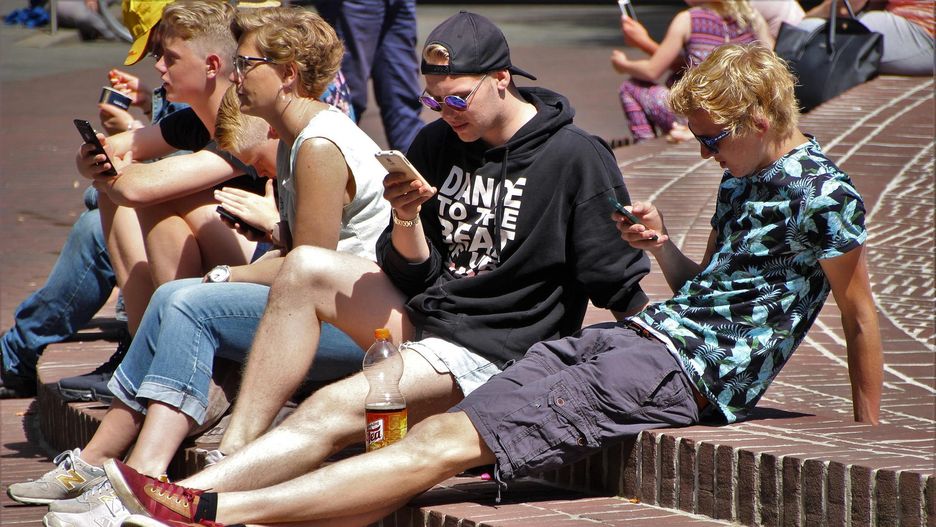 Smartfony, telefon, młodzież