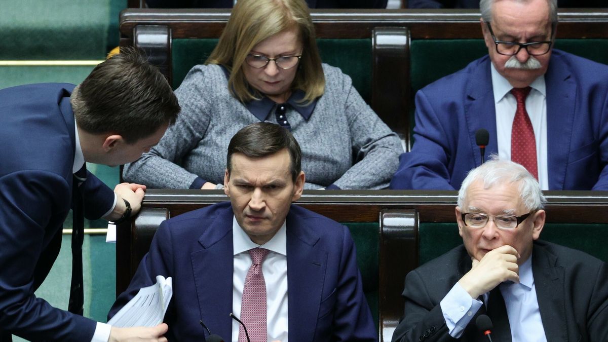 Sprawa podwyżek dla władzy szybko wywołała oburzenie w społeczeństwie, które musi w ostatnich miesiącach mierzyć się z galopującą inflacją i rosnącymi ratami kredytów 