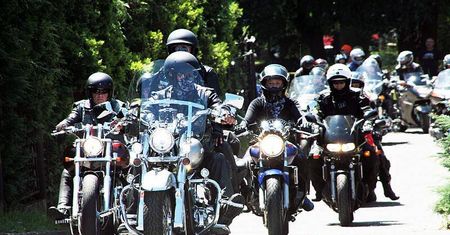 Motocykliści pojadą pod dom znajdującego się w śpiączce Roberta. Chcą obudzić jego umysł