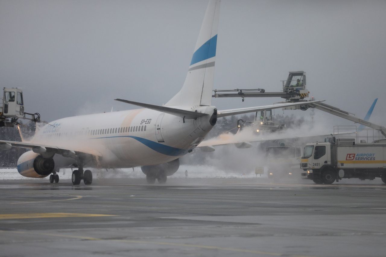 Pyrzowice: To nie mycie samolotu... Tak walczy się z zimą na lotnisku
