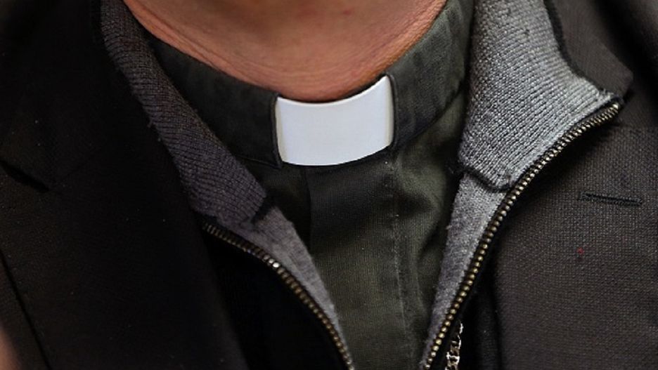 Ksiądz wykorzystywał nieletnich i gromadził pornografię dziecięcą. 
