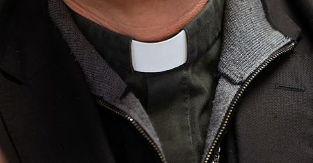Francja. Duchowni "narażali życie innych"
