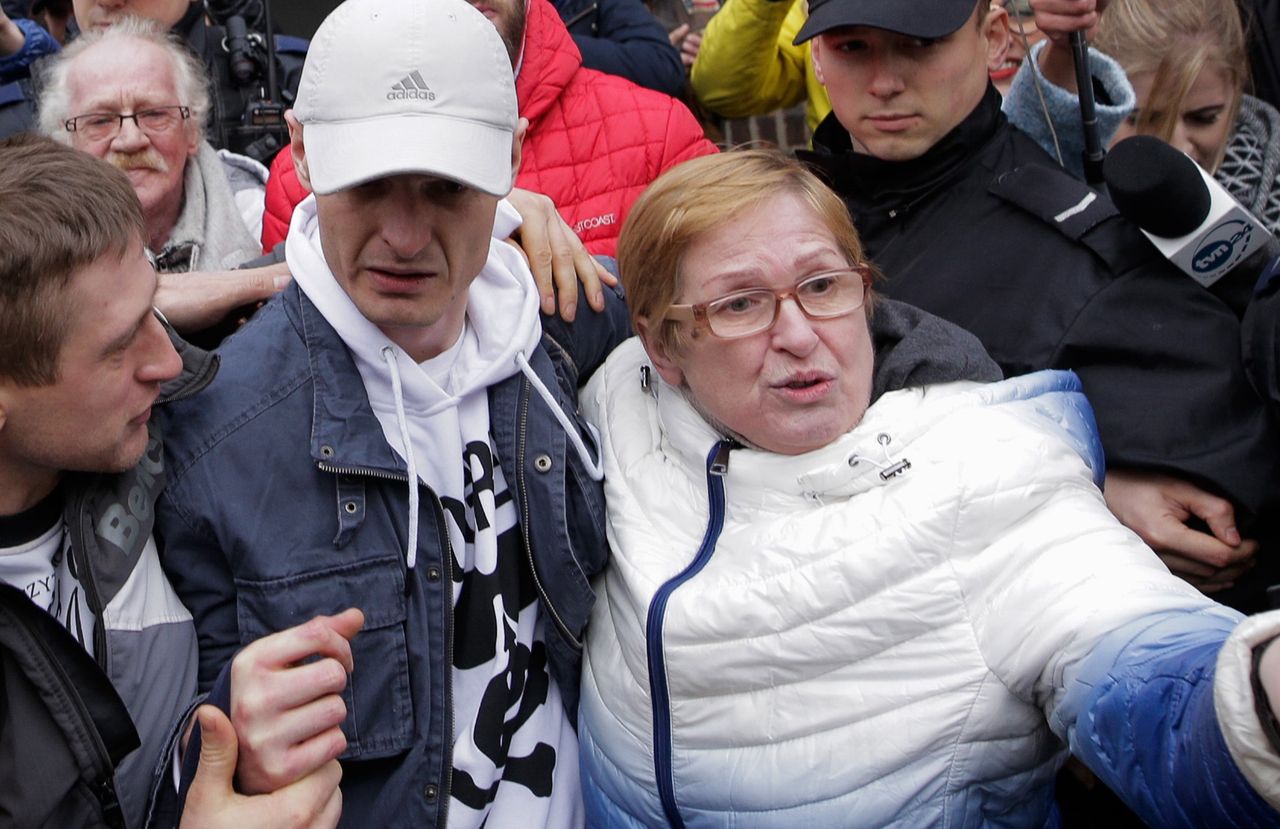 Mama Tomasza Komendy nie widuje wnuka. Znajomy rodziny zdradza