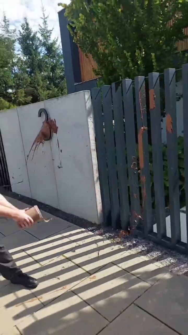 Działacze oblali sztuczną kupą ogrodzenie domu Andziaks i Luki