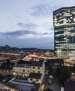 Tak zarabia się w Szwajcarii. Nie tylko lekarzy obsypują złotem