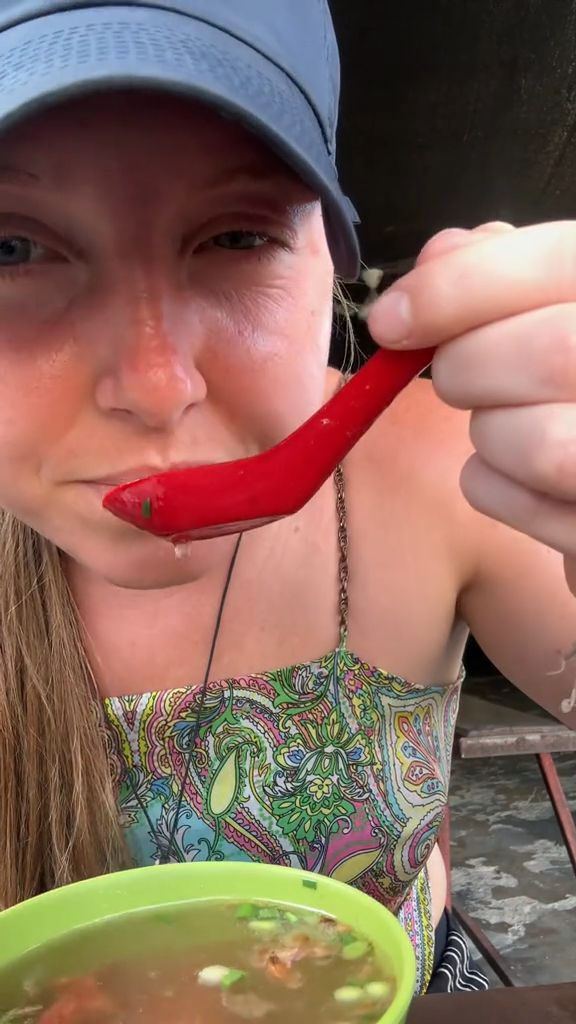 Influencerka spróbowała psa w indonezyjskiej restauracji