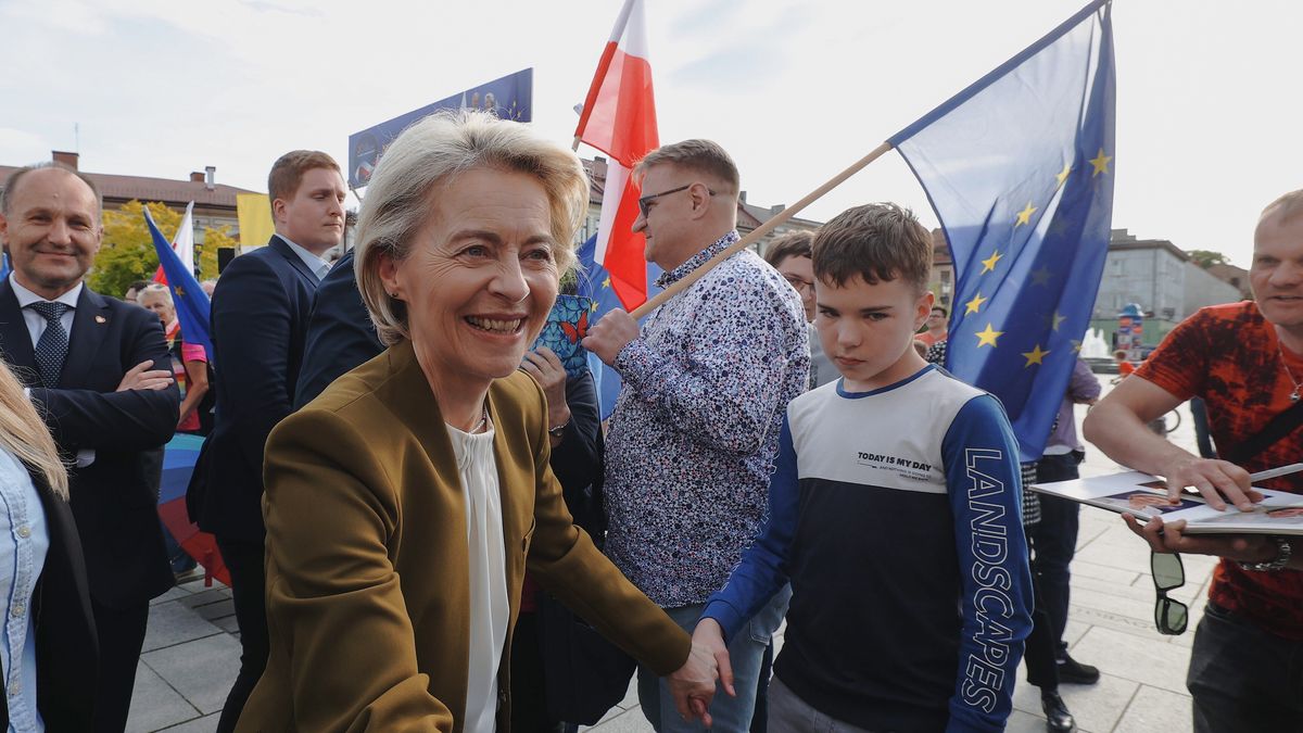 Wadowice, 06.05.2024. Przewodnicząca Komisji Europejskiej Ursula von der Leyen (3L) i poseł KO Marek Sowa (L) podczas wizyty w Wadowicach, 6 bm. (sko) PAP/Michał Meissner