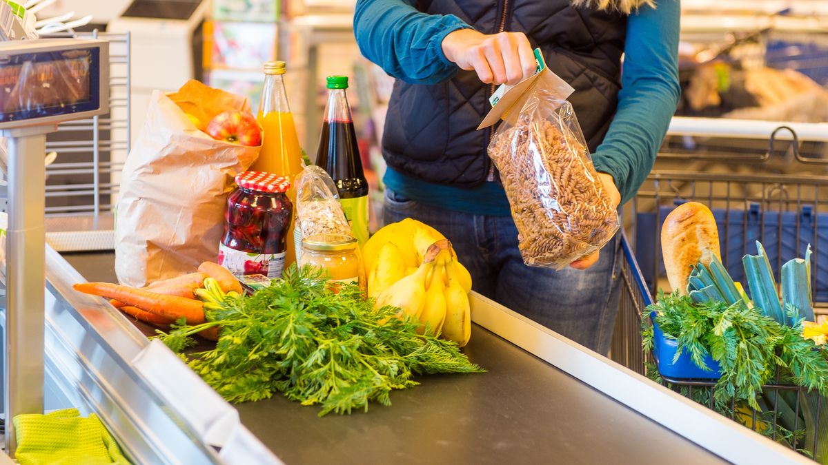 Benjamin Nolte / noltemedia
junge, frau, supermarkt, biomarkt, bio, biologisch, kasse, kassieren, kassierer, bezahlen, förderband, band, ware, legen, einkaufen, kaufen, shoppen, lebensmittel, lebensmittelmarkt, blond, gemüseabteilung, bewusst, ernährung, gesund, lebenswandel, lebensstil, einzelhandel, geschäft