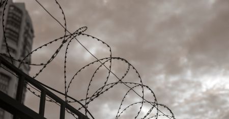 CBA rozbija korupcyjny układ w areszcie. Dwóch funkcjonariuszy służby więziennej zatrzymanych.