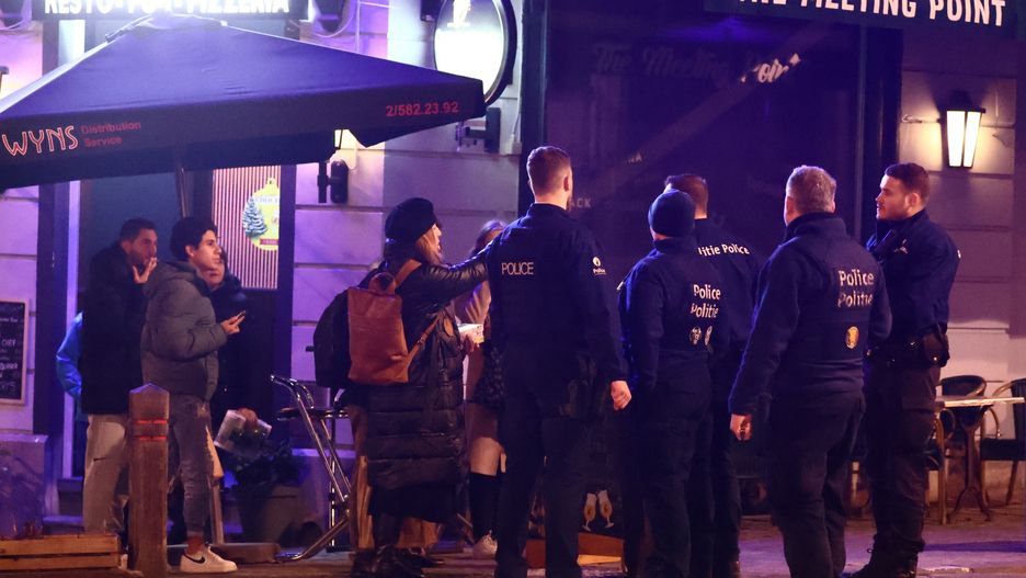 Police operations underway in European Quarter in Brussels
epa10451626 Police officers secure the perimeter during police operations searching for armed suspects in Brussels, Belgium, 06 February 2023. Police has been called to respond to an incident in the European Quarter of Brussels near the European Commission headquarters, the Brussels public prosecutor's spokeswoman Baert is cited. According to Baert, several armed suspects are said to have taken refuge in the area.  EPA/STEPHANIE LECOCQ 
Dostawca: PAP/EPA.
STEPHANIE LECOCQ