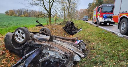 Makabra na drodze. Auto rozerwało na dwie części