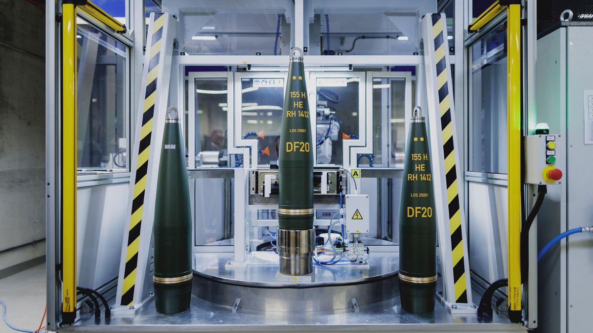 Na zdjęciu produkcja pocisków artyleryjskich w nowej, otwartej w sierpniu fabryce Rheinmetall w Unterluess w Niemczech