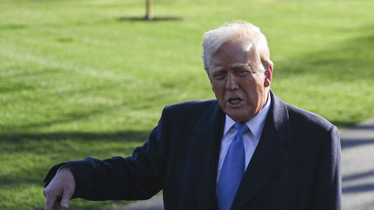 US President Trump departs for Trump National Golf Club Bedminster
WASHINGTON DC, UNITED STATES - MARCH 21: US President Donald Trump speaks to press before departing from the White House to Trump National Golf Club Bedminster, New Jersey on March 21, 2025, in Washington DC, United States. Celal Gunes / Anadolu/ABACAPRESS.COM 
Dostawca: PAP/Abaca
AA/ABACA
politic, politics, trump