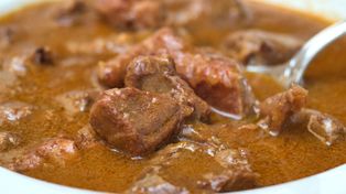 Dodaj odrobinę do gulaszu. Mięso zmięknie w mig, będzie delikatne, a smak wydobyty