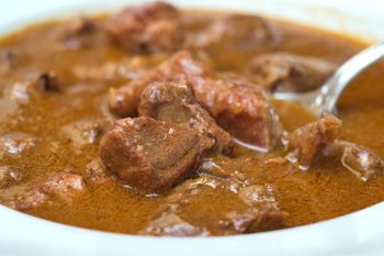 Dodaj odrobinę do gulaszu. Mięso zmięknie w mig, będzie delikatne, a smak wydobyty