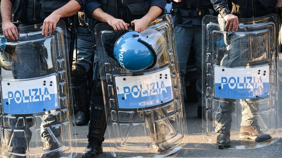 Bunt we włoskiej policji. Funkcjonariusze dostali różowe maseczki
