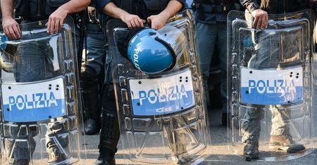 Bunt we włoskiej policji. Funkcjonariusze dostali różowe maseczki