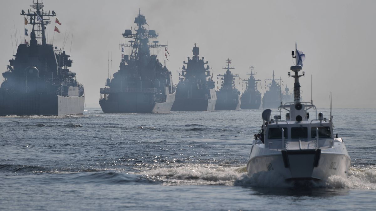 Vladimir Putin attends Navy Day celebration in St. Petersburg
epa07745742 Russian Baltic fleet warships stand in parade formation marking the Navy Day in St.Petersburg, Russia, 28 July 2019.  EPA/ALEXEI NIKOLSKY/SPUTNIK/KREMLIN POOL MANDATORY CREDIT/SPUTNIK 
Dostawca: PAP/EPA.
ALEXEI NIKOLSKY/SPUTNIK/KREMLIN POOL
