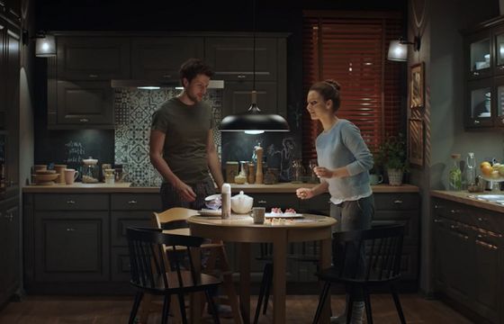 Meble Black Red White reklamowane z nowym hasłem i głosem Wojciecha Malajkata (wideo)