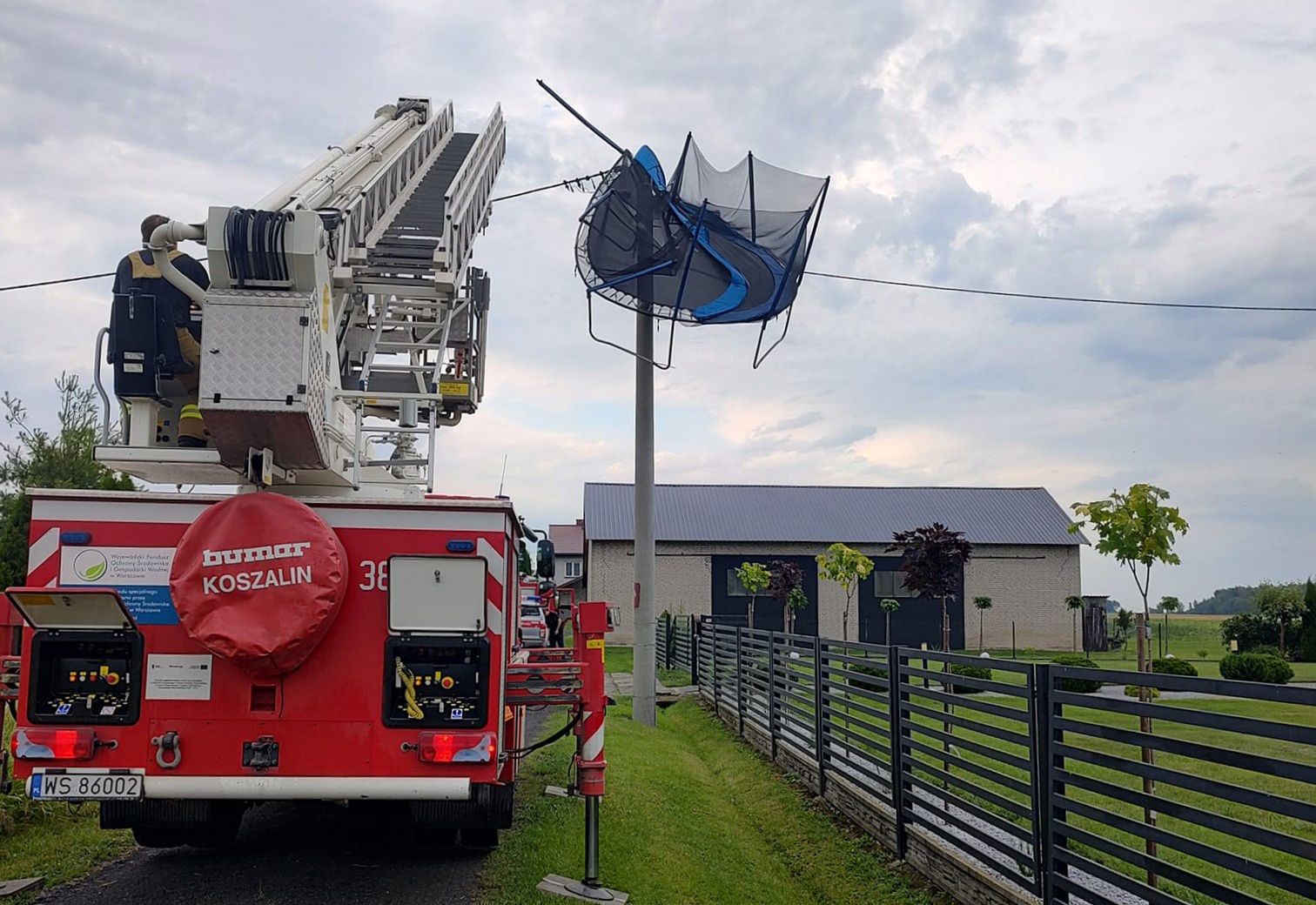 Trampolinę porwał wiatr. Wylądowała na słupie