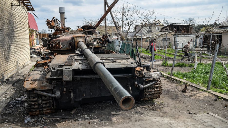 Wojna w Ukrainie - zniszczenia w HostomluHOSTOMEL, UKRAINE - APRIL 25, 2022 - A destroyed Russian tank remains in the yard of a private house in Hostomel, Kyiv Region, northern Ukraine.Evgen Kotenko
