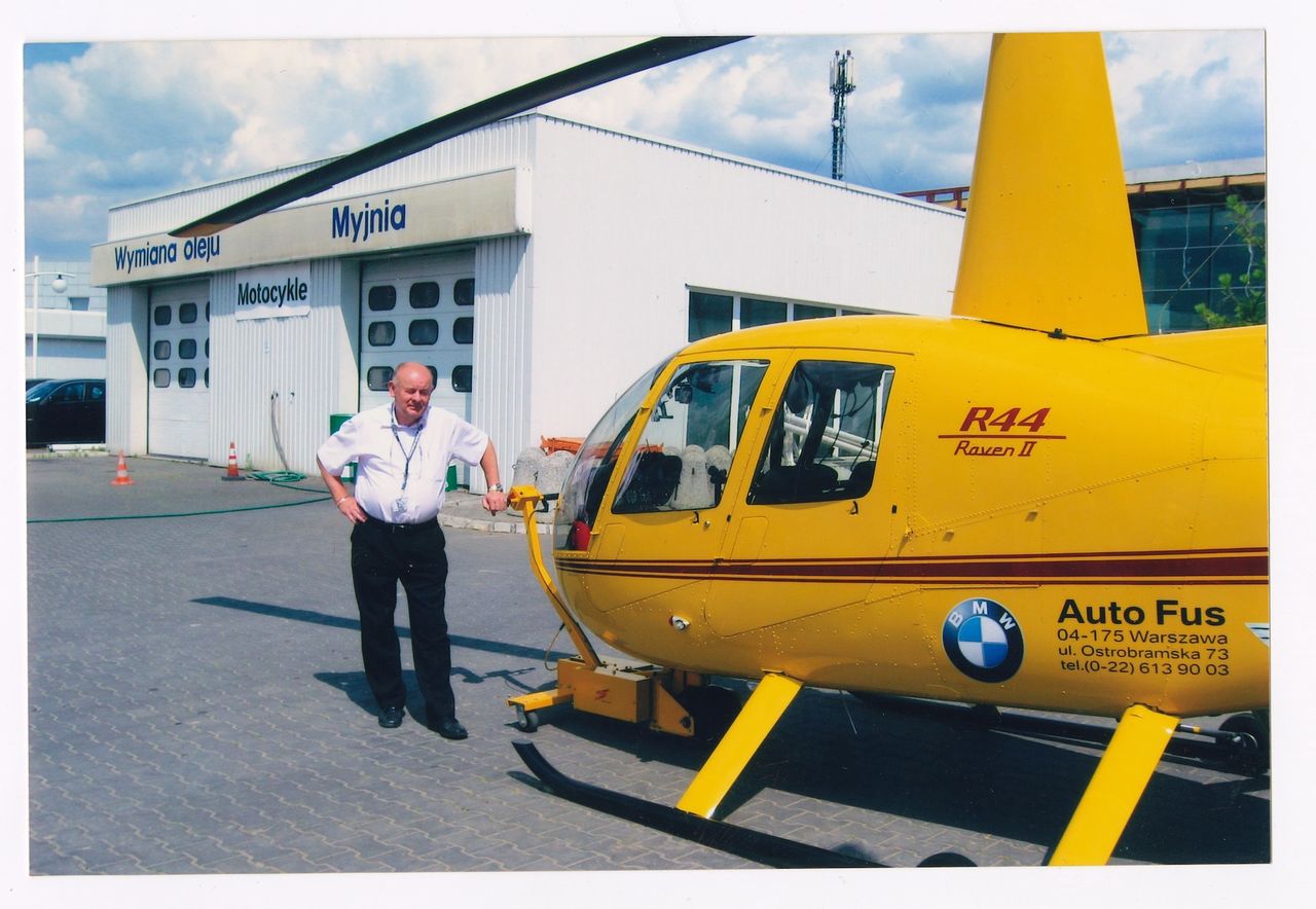 Tadeusz Fus ze swoim helikopterem Robinson R44