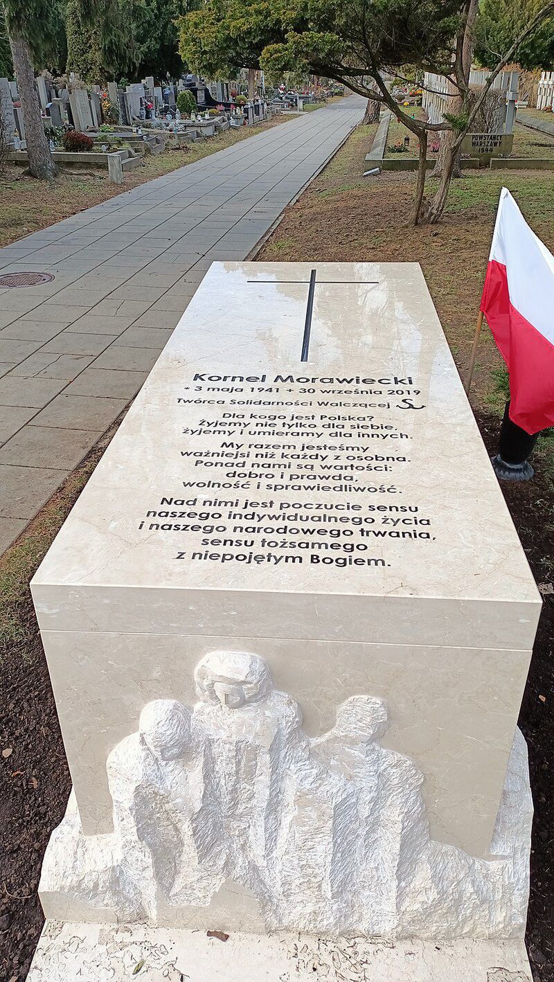 Nowy grób Kornela Morawieckiego