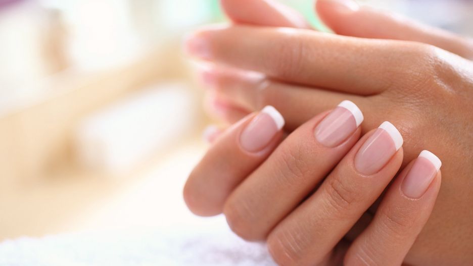 French manicure to finezyjny i klasyczny sposób na stylizację paznokci.