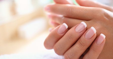 Jak zrobić french manicure? Banalny sposób na eleganckie i zadbane dłonie