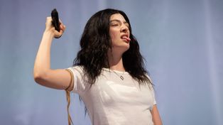 Lorde uderza w Roberta Krafta. Założyła kurtkę z napisem "Free Palestine"