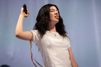 Lorde uderza w Roberta Krafta. Założyła kurtkę z napisem "Free Palestine"