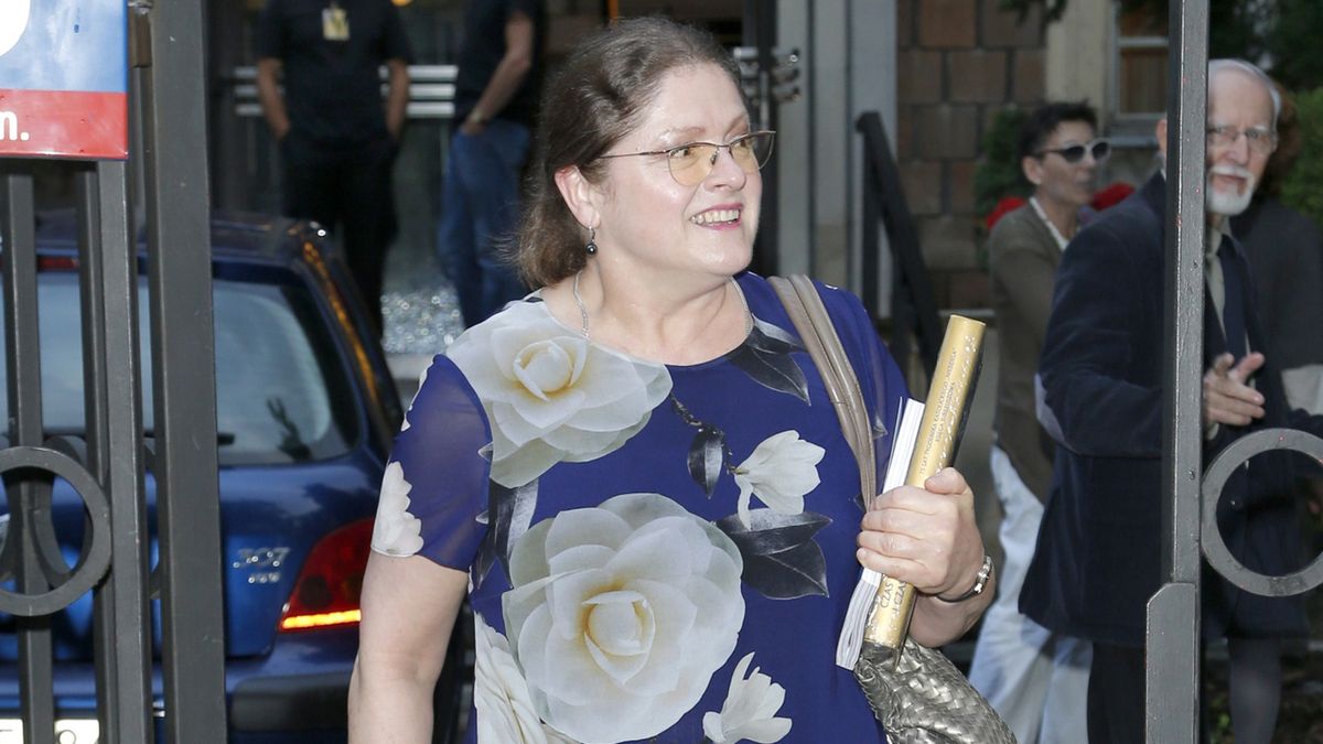 czerwiec 2016, Samochód Roku Playboya 2016, okulary, sylwetka, buty srebrne, buty damskie, buty na obcasach, sukienka granatowa, sukienka do kolan, sukienka w kwiaty, torebka srebrna, torebka pleciona, torebka na pasku