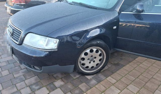 Pijany weselnik leżał przed sklepem. Zaatakował policjantów w trakcie interwencji (zdjęcia)