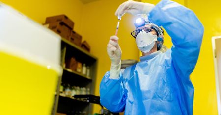 Szczepionki na COVID-19 w zepsutej zamrażarce. Szpital miał dwie godziny