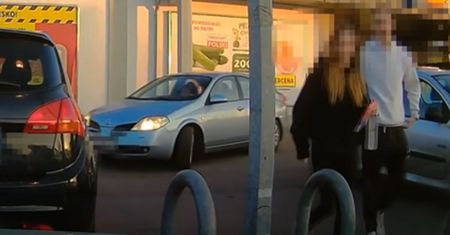 Nagranie spod Lidla. Siedział z żoną w aucie, natychmiast złapał za telefon