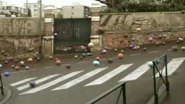 Nissan leci w kulki [wideo] 1