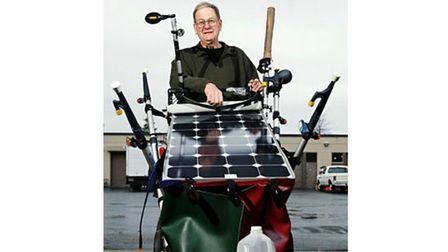 Starszy mężczyzna w wieku 74 lat przemierza USA na solarnym... wózku 1
