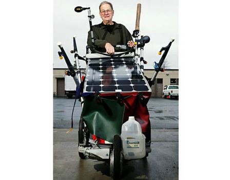 Starszy mężczyzna w wieku 74 lat przemierza USA na solarnym... wózku